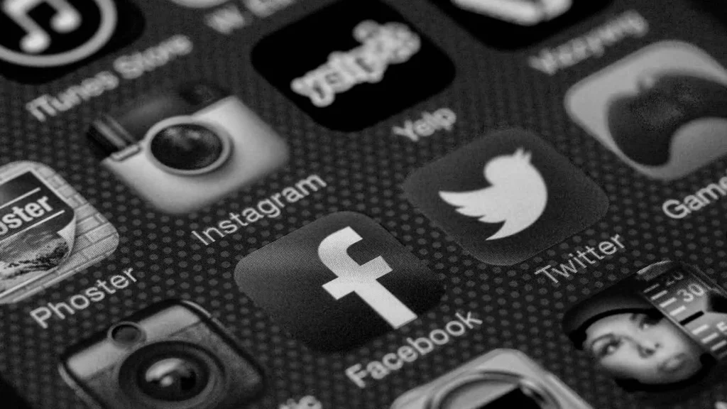 social media for blog bw